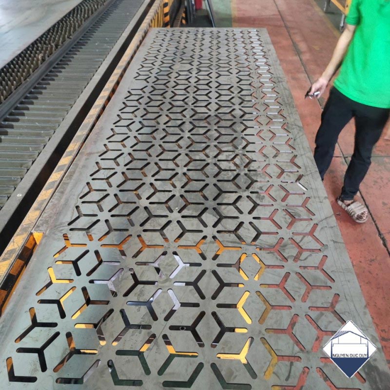 Cắt CNC sắt theo yêu cầu