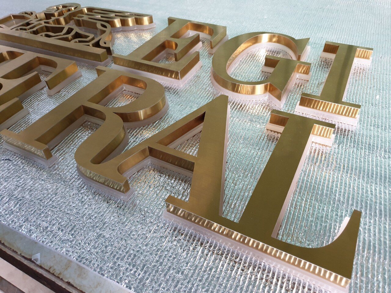 cắt laser inox làm bảng hiệu biên hòa