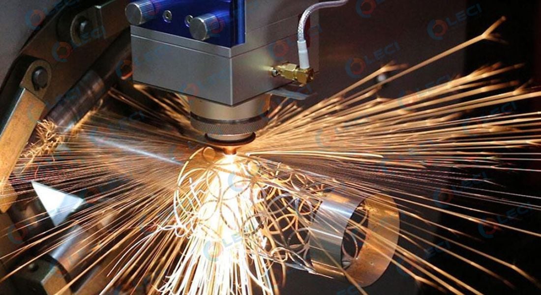 Cắt hoa văn trên ống hộp trang trí