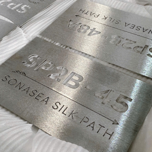 Ứng dụng cắt laser inox làm bảng hiệu: Ưu điểm về thẩm mỹ và độ bền