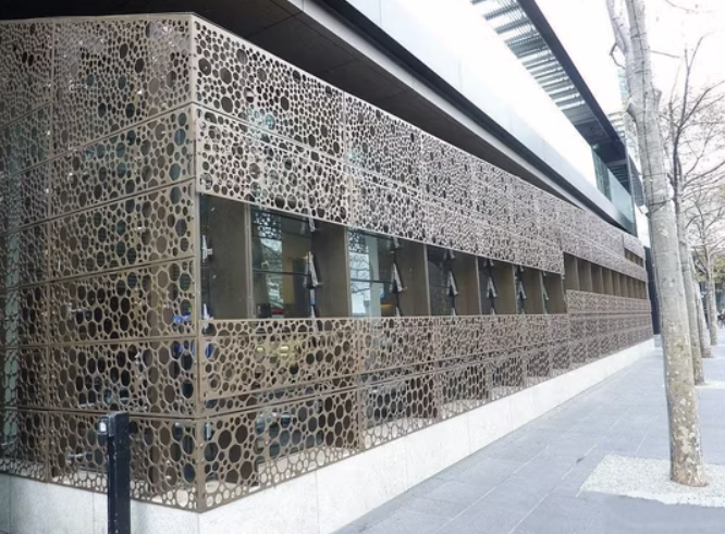 tấm kim loại cắt lỗ (perforated metal) hoặc hoa văn để ốp mặt tiền