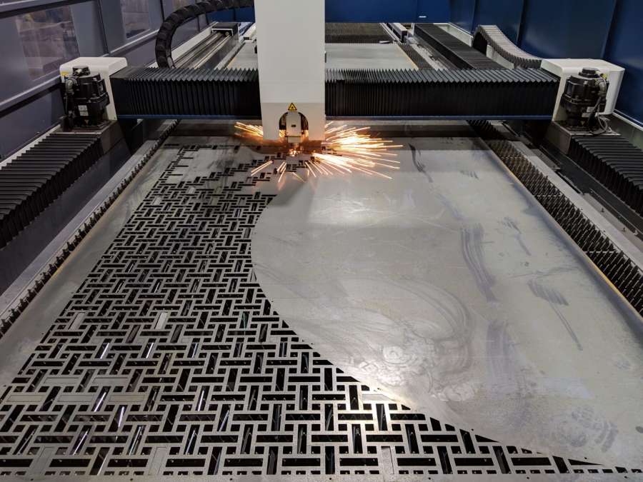 So sánh cắt laser inox tấm và cắt cơ khí truyền thống