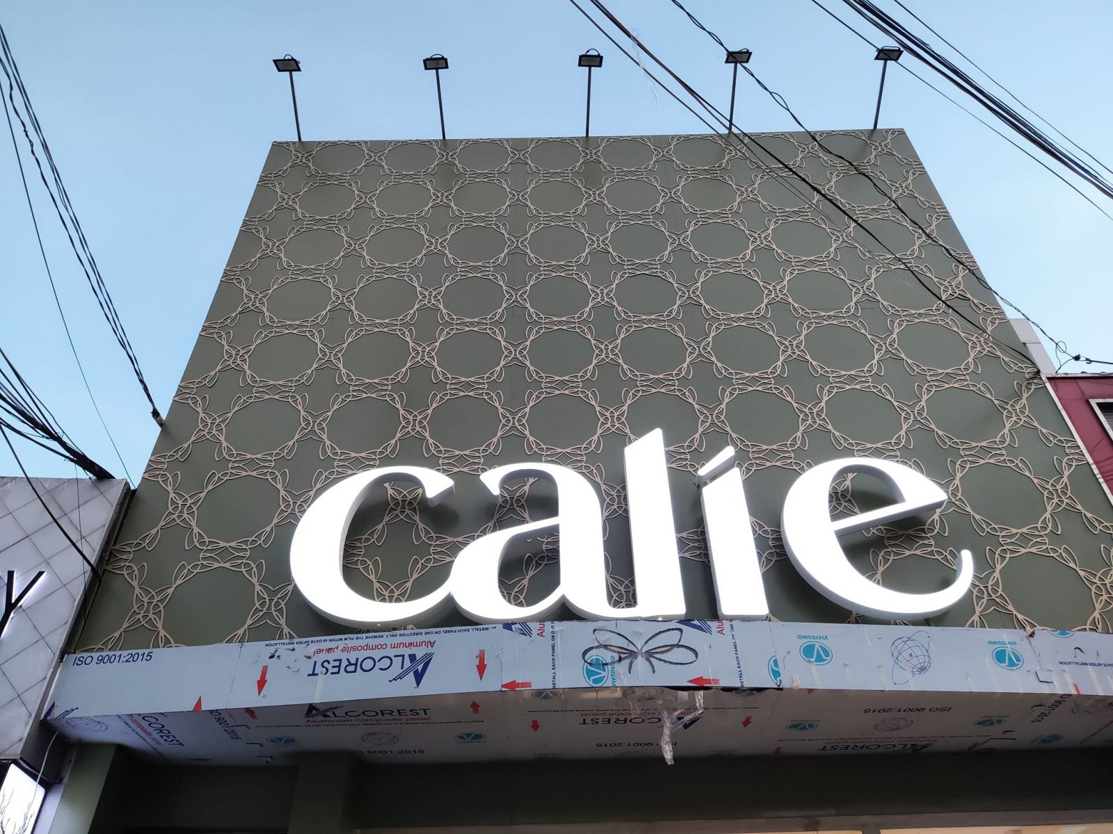 So sánh với mica, alu và các vật liệu khác