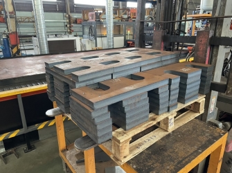 Dịch vụ gia công cắt laser CNC số lượng lớn: Giải pháp tối ưu cho sản xuất công nghiệp