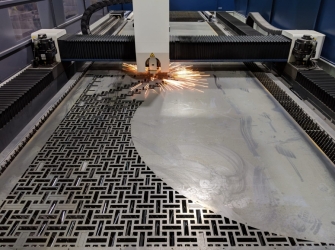 So sánh cắt laser inox tấm và cắt cơ khí truyền thống: Đâu là lựa chọn tối ưu?