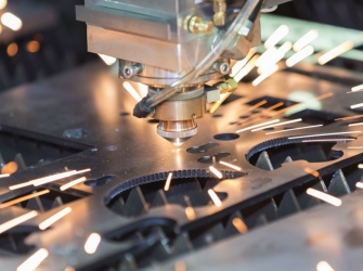 Ứng dụng cắt lazer CNC trong sản xuất công nghiệp hiện đại